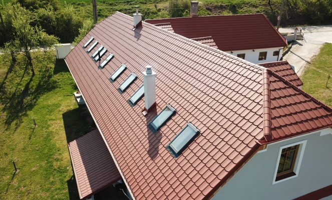Dach in Ziegeloptik – die Vorteile eines Blechdachs